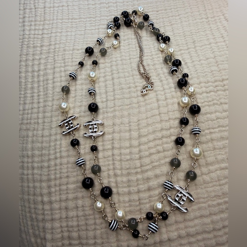🤍Vintage Chanel Multicolor Beaded CC Necklace Pearls, Black & White Glass Beads🖤 - Picture 15 of 16